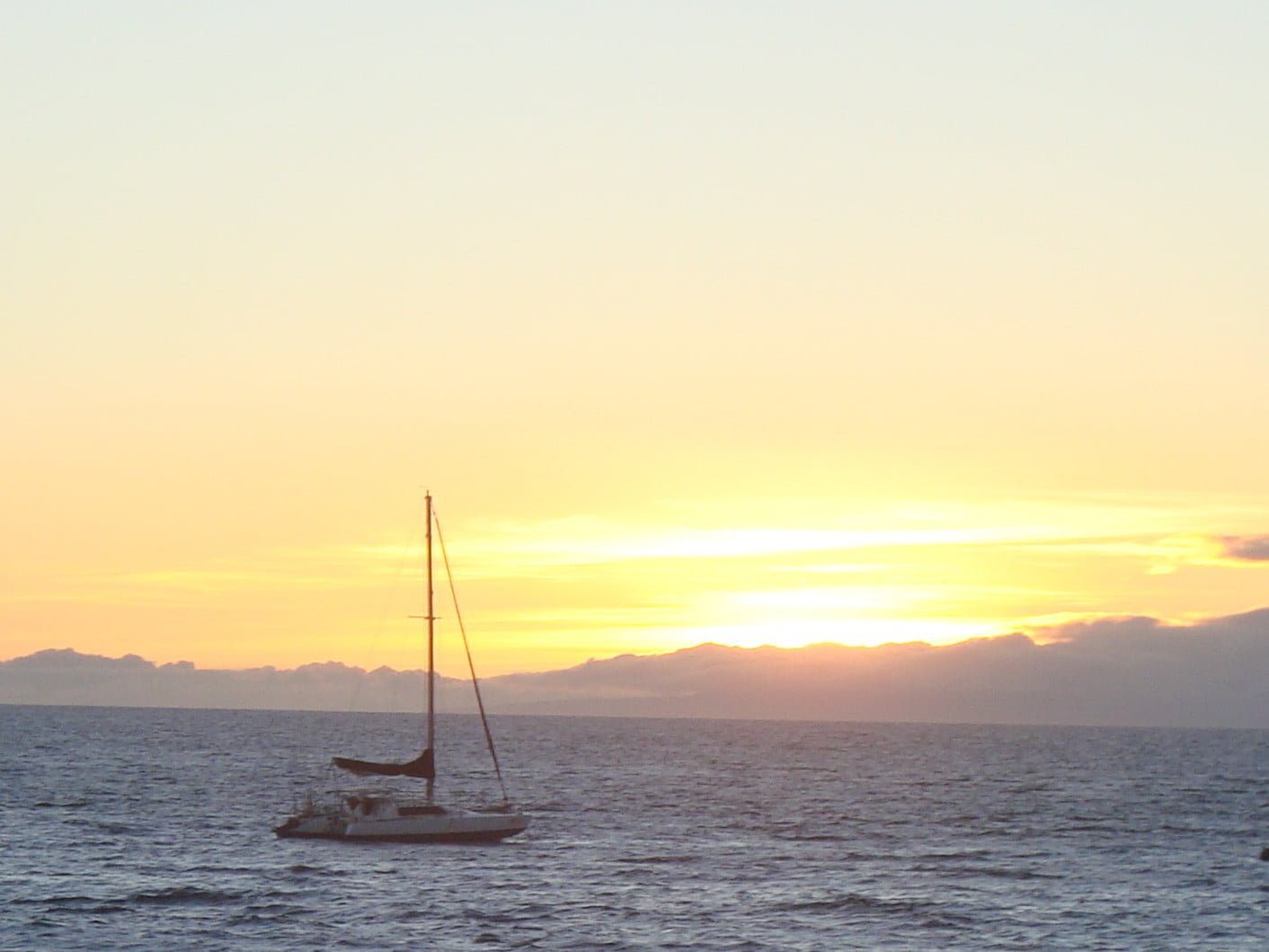 Segelboot beim Sonnenuntergang
