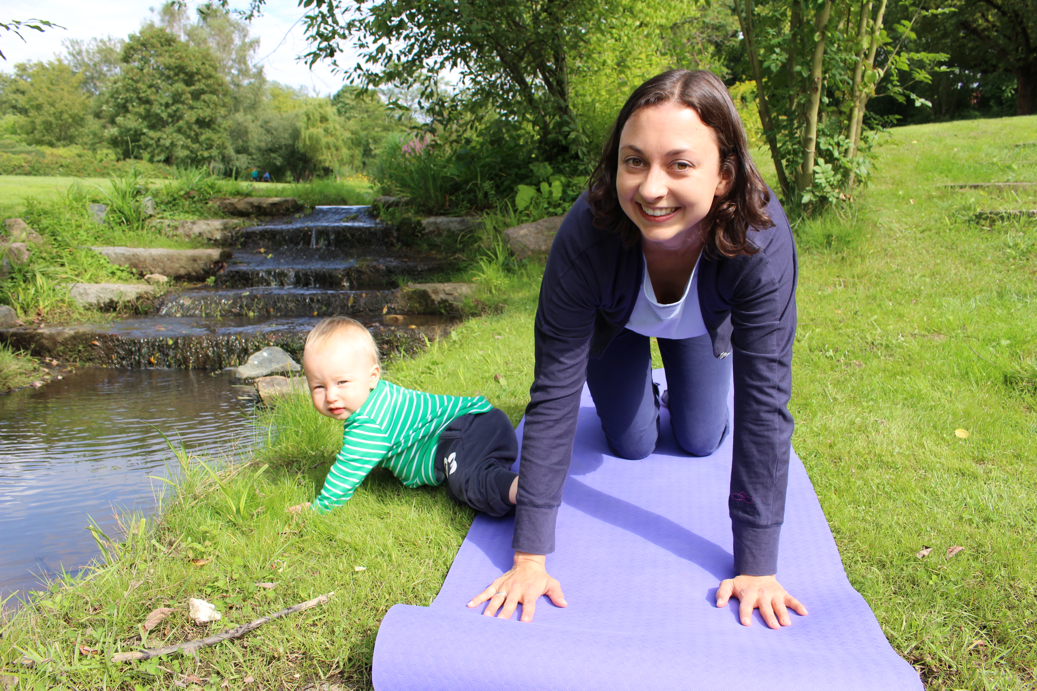 Yoga für Mama & Baby: Kuh-Katze oder einfach nur krabbeln