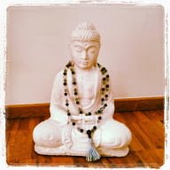 Buddha mit Mala-Kette