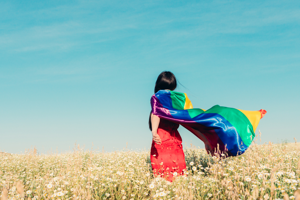 Frau trägt Regenbogen-Cape