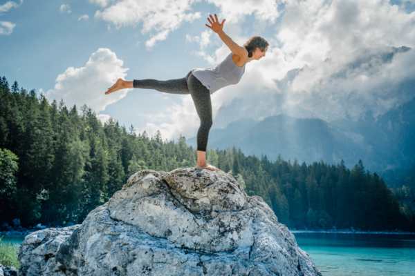 Yoga Balance auf einem Fels