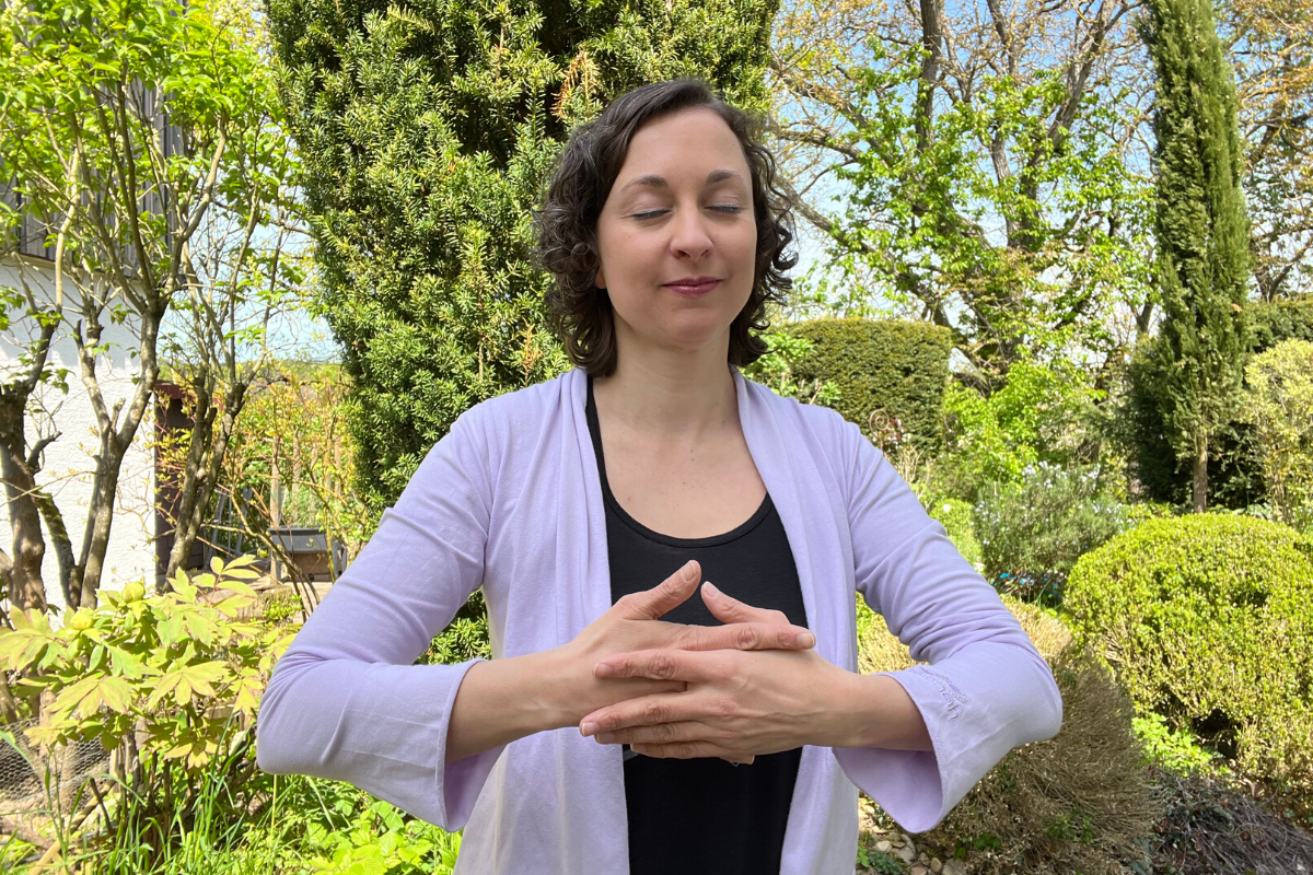 Stefanie formt mit ihren Händen das Ausdauer Mudra